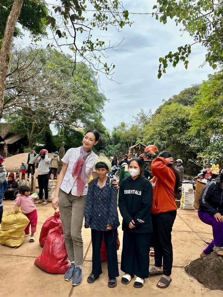 Hoa hậu Bảo Ngọc giản dị sau khi bị chê makeup lố đi từ thiện-1