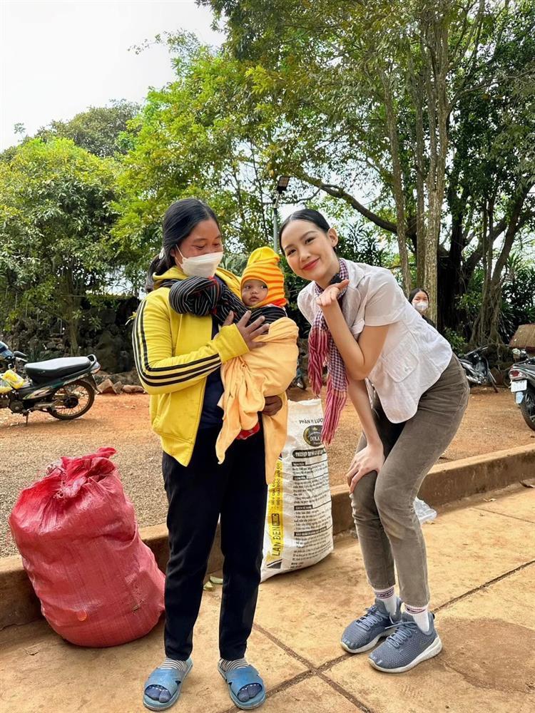 Hoa hậu Bảo Ngọc giản dị sau khi bị chê makeup lố đi từ thiện-4