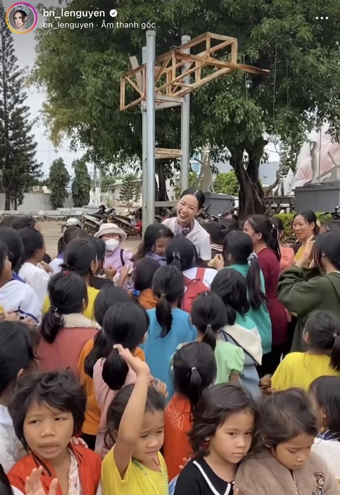 Hoa hậu Bảo Ngọc giản dị sau khi bị chê makeup lố đi từ thiện-6