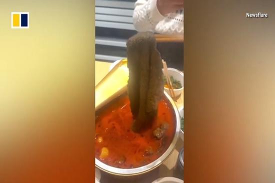 Đang ăn lẩu, thực khách tá hỏa gắp phải giẻ lau bát đen ngòm