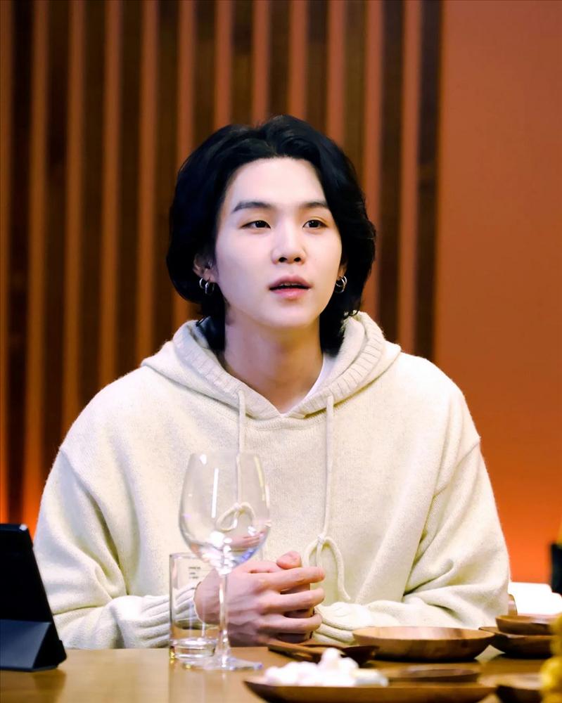 Suga tiết lộ nhiều đồng nghiệp khó chịu trước thành công của BTS?-1