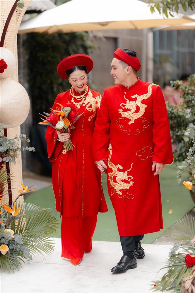 Liêu Hà Trinh gây hãi khi bầu 4 tháng vẫn đi giày cao chót vót-10