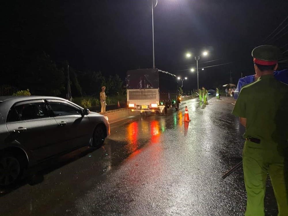 Lật xe cứu hỏa, 2 chiến sĩ hy sinh, 3 người chấn thương nặng-3