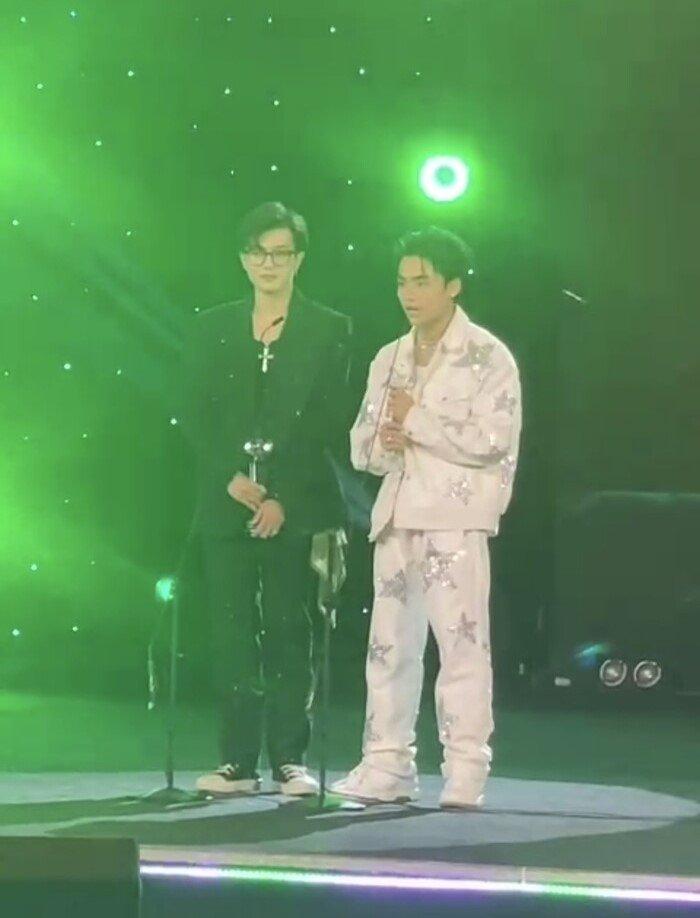 MONO sáng bừng CAM thường, chiều cao có thực sự 1m70?-8