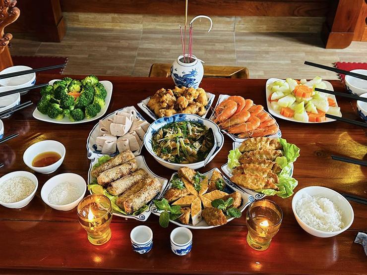 Chị em khoe mâm cúng Rằm tháng Chạp khiến dân mạng trầm trồ-7