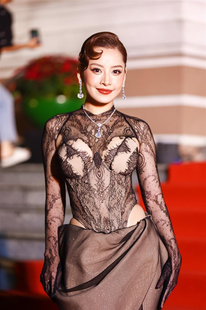 Chi Pu bị chê thảm họa đầm ren, khổ sở che chắn trên thảm đỏ-2
