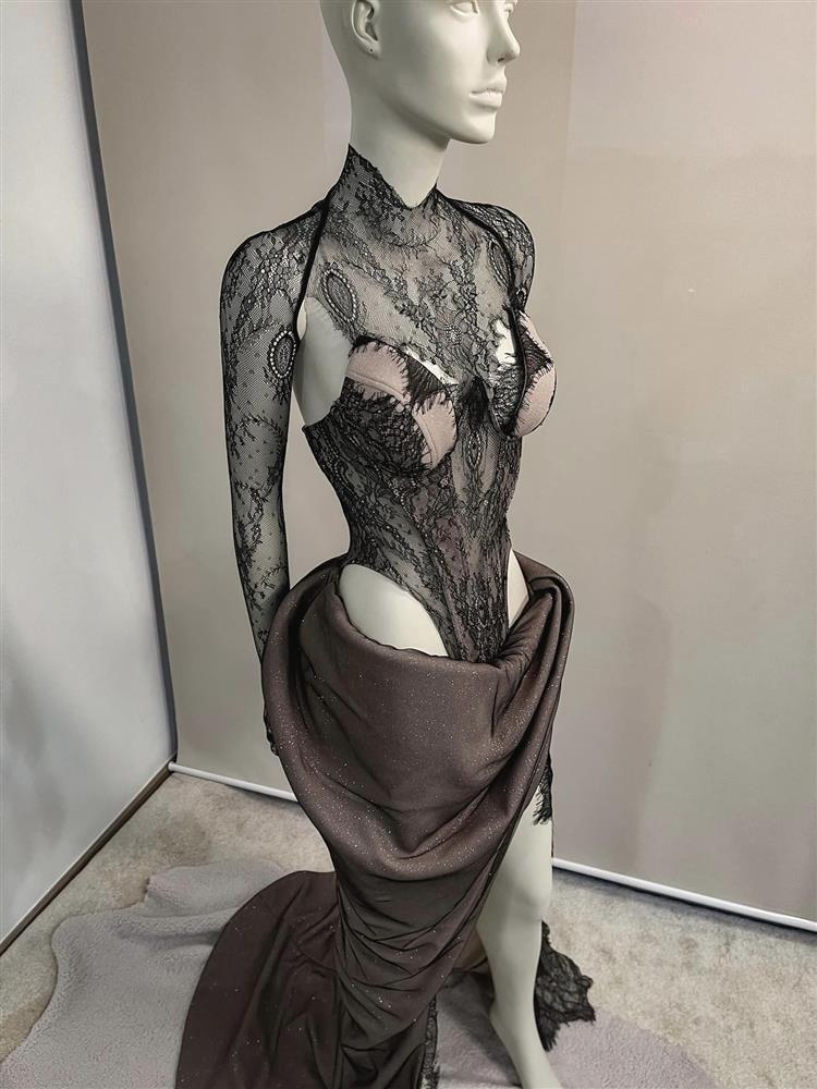 Chi Pu bị chê thảm họa đầm ren, khổ sở che chắn trên thảm đỏ-3