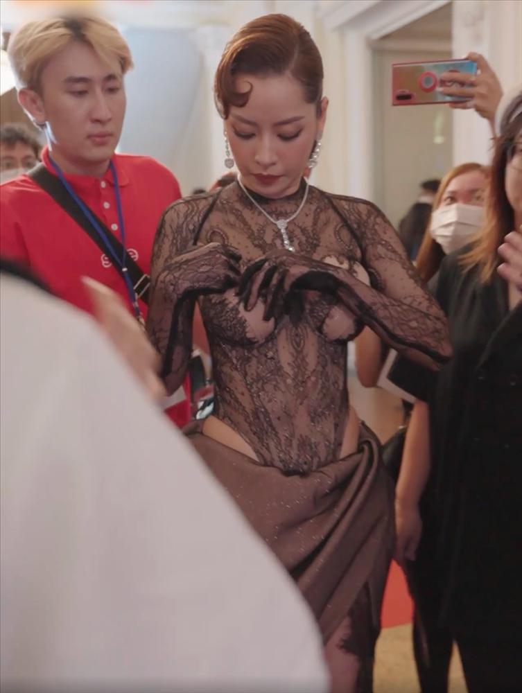 Chi Pu bị chê thảm họa đầm ren, khổ sở che chắn trên thảm đỏ-5