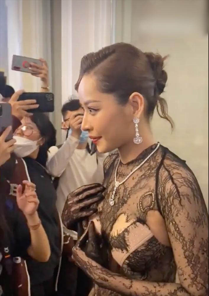 Chi Pu bị chê thảm họa đầm ren, khổ sở che chắn trên thảm đỏ-6