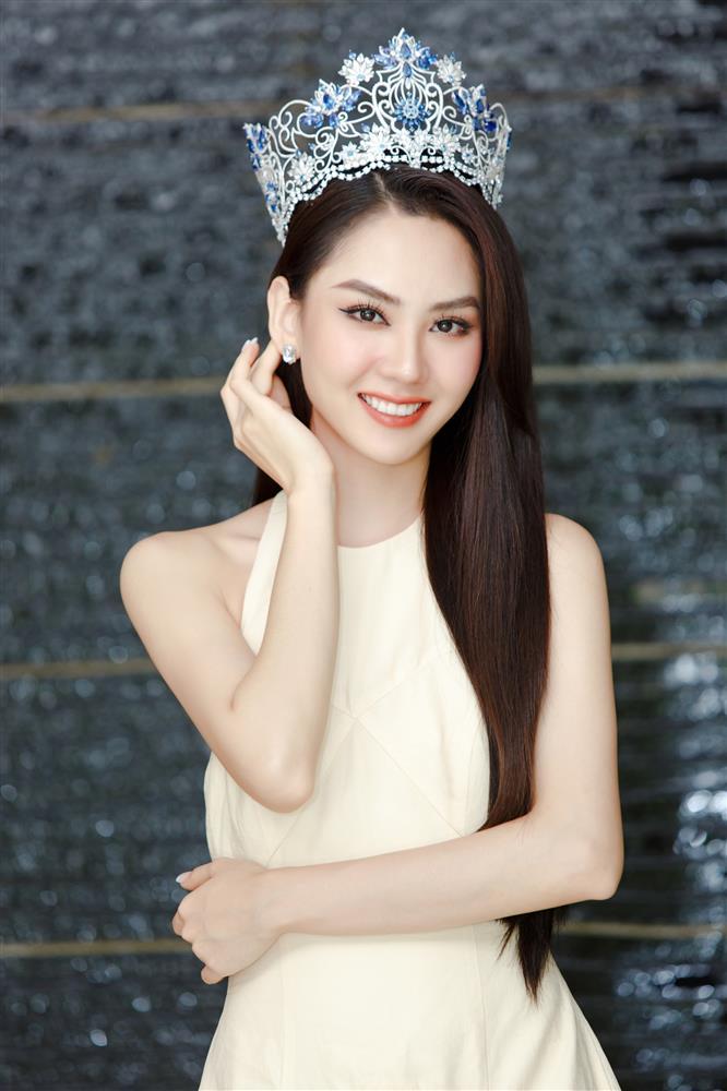 Hoa hậu Mai Phương múa quạt bị mắng thiếu chuẩn mực-1
