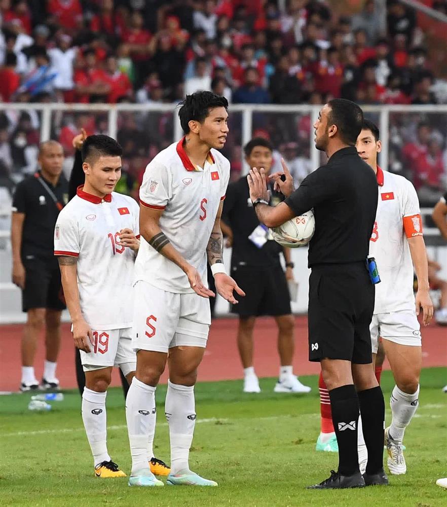 Xôn xao ảnh Văn Hậu bị cầu thủ Indonesia bao vây định xử đẹp-3