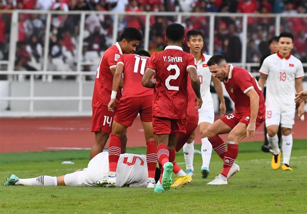 Xôn xao ảnh Văn Hậu bị cầu thủ Indonesia bao vây định xử đẹp-1