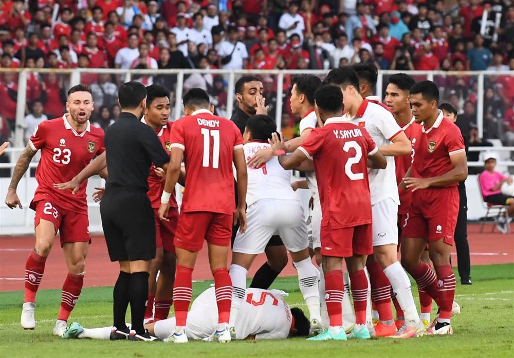 Xôn xao ảnh Văn Hậu bị cầu thủ Indonesia bao vây định xử đẹp-2