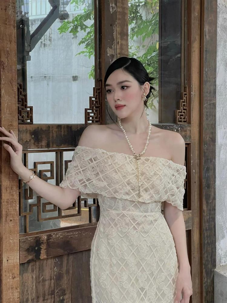 Thùy Tiên đụng hàng áo dài trễ vai siêu gợi cảm của Đỗ Mỹ Linh-4