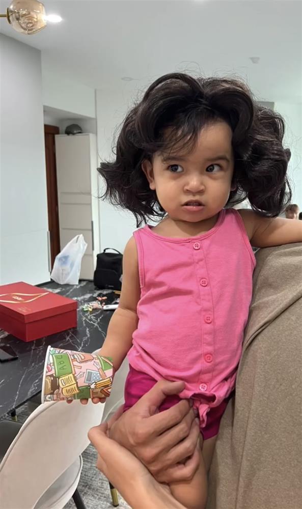 Võ Hạ Trâm đầu tư tóc giả cho con gái lai Ấn dù mới 1 tuổi-3
