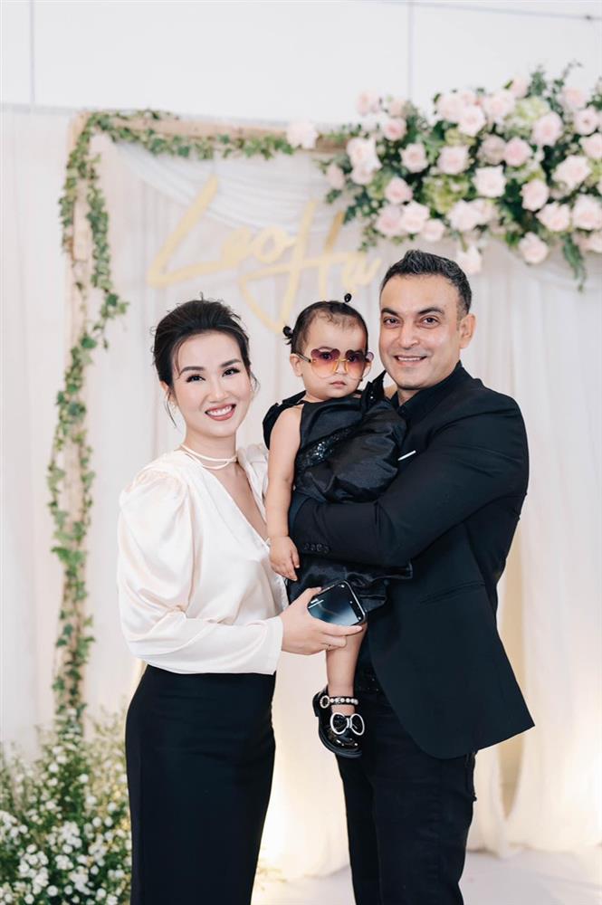 Võ Hạ Trâm đầu tư tóc giả cho con gái lai Ấn dù mới 1 tuổi-12