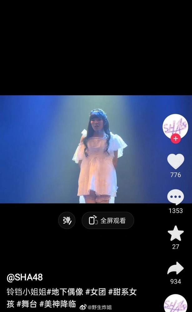 Độc lạ nhóm nữ: Thành viên đứng vị trí center lại là... nam?-2