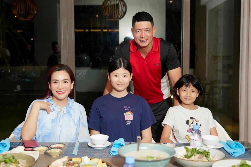 Con gái Bình Minh 10 tuổi cao ngang ngửa vợ Chi Bảo-6