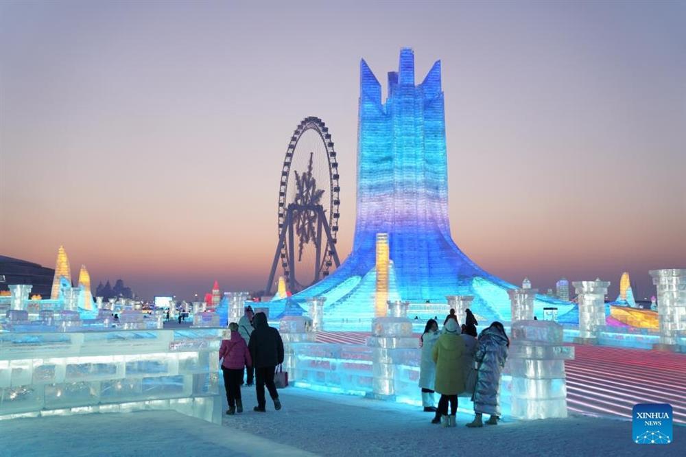 Hàng triệu du khách đổ về lễ hội băng đăng lớn nhất thế giới-1