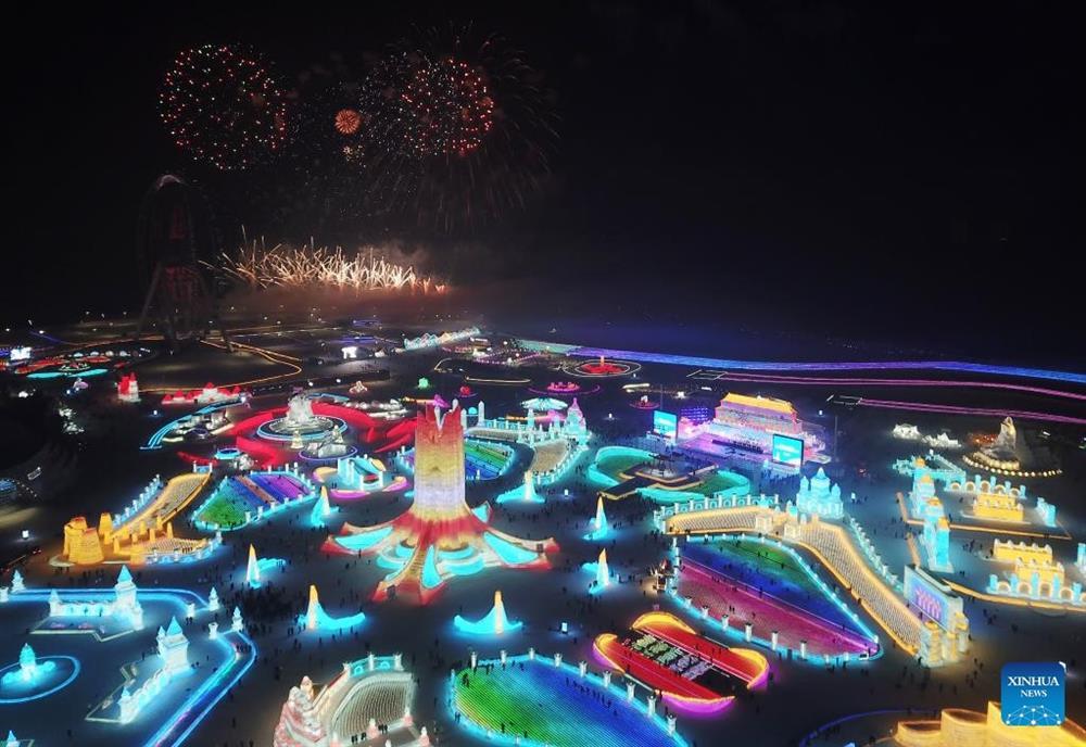 Hàng triệu du khách đổ về lễ hội băng đăng lớn nhất thế giới-3