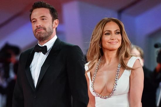 Ben Affleck chăm làm đẹp vì sợ già hơn Jennifer Lopez