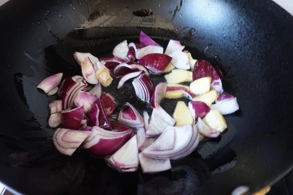 Thịt bò kho nóng hổi ngon miệng cho bữa tối-5