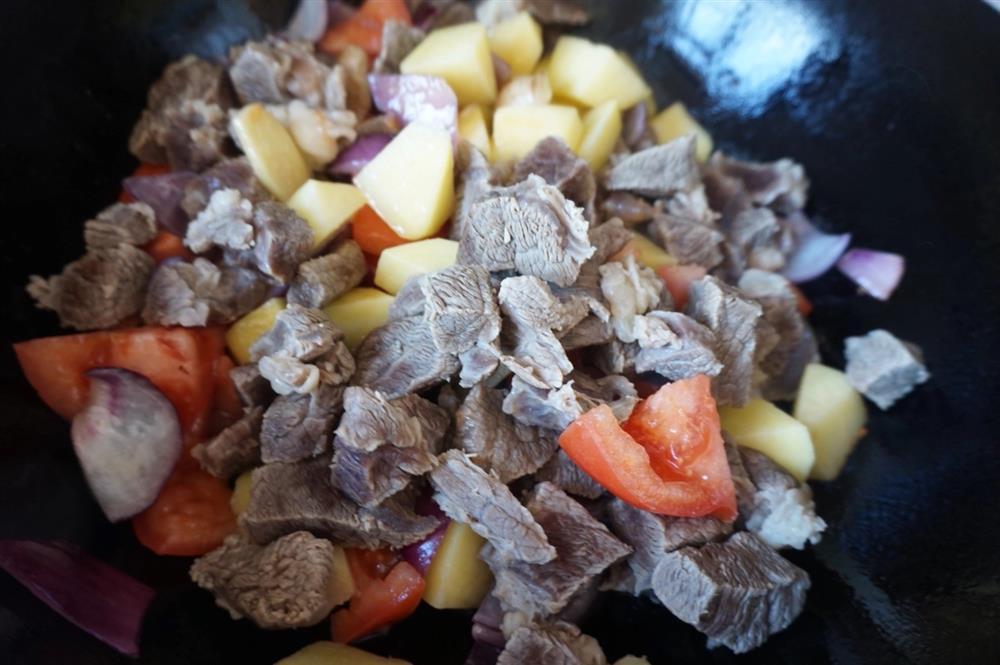 Thịt bò kho nóng hổi ngon miệng cho bữa tối-7