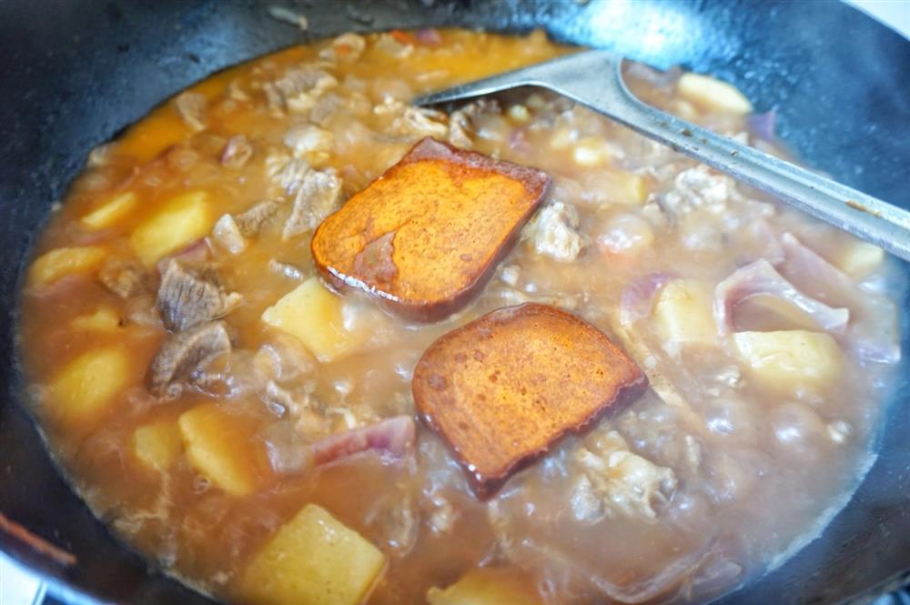 Thịt bò kho nóng hổi ngon miệng cho bữa tối-8