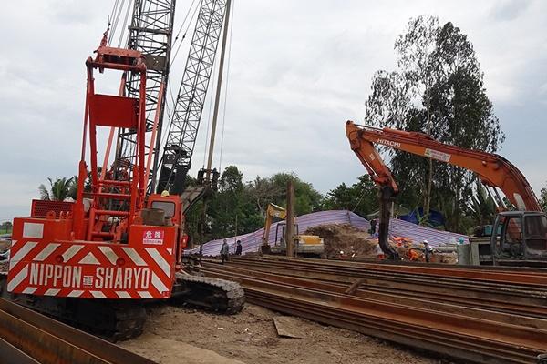 Bé trai lọt trụ bê tông sâu 35m: Đã đào được đến độ sâu 10m-2