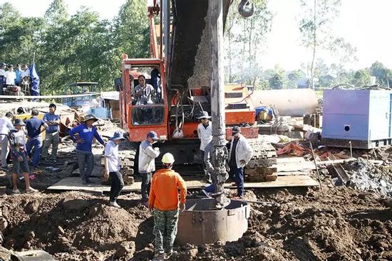 Vụ bé trai rơi xuống trụ bê tông: Giải cứu qua 11 bước
