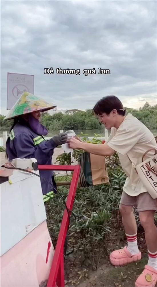 Mang đồ ăn đi tặng người khó khăn, TikToker bị hiểu lầm là quay quảng cáo-3