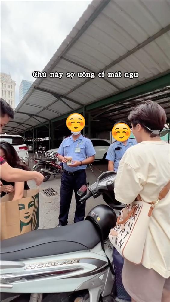 Mang đồ ăn đi tặng người khó khăn, TikToker bị hiểu lầm là quay quảng cáo-7