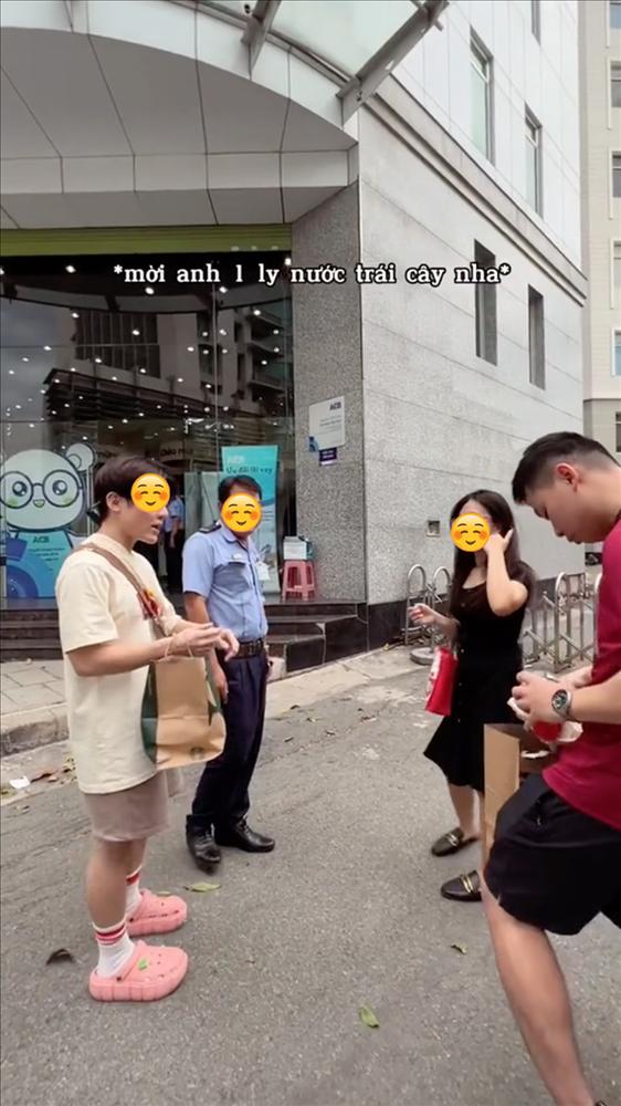 Mang đồ ăn đi tặng người khó khăn, TikToker bị hiểu lầm là quay quảng cáo-8