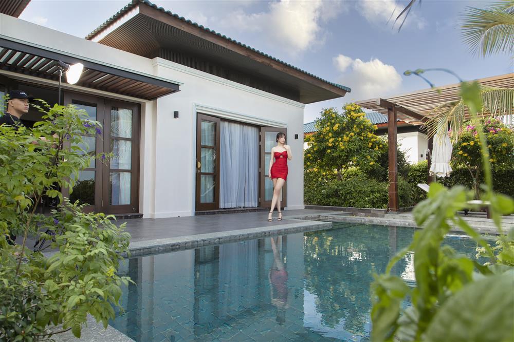 Mai Phương Thúy tự tin khoe vai trần, eo thon hậu giảm cân-5