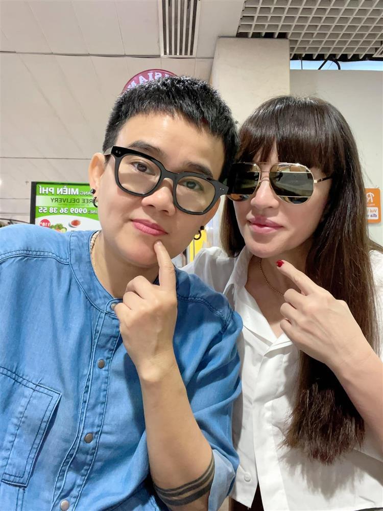 Thanh Hà bên bố mẹ chồng, ngoại hình phụ huynh gây chú ý-4