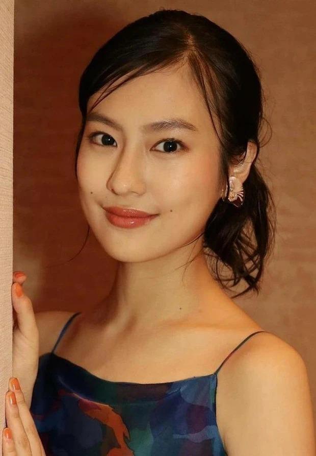 Vẻ gợi cảm của nữ diễn viên chỉ cao 1,58 m-5