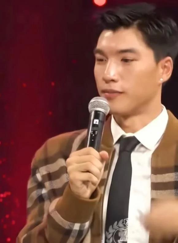 Phản ứng của Hoa hậu Tiểu Vy khi được nam thần Vbiz khen ngợi-1