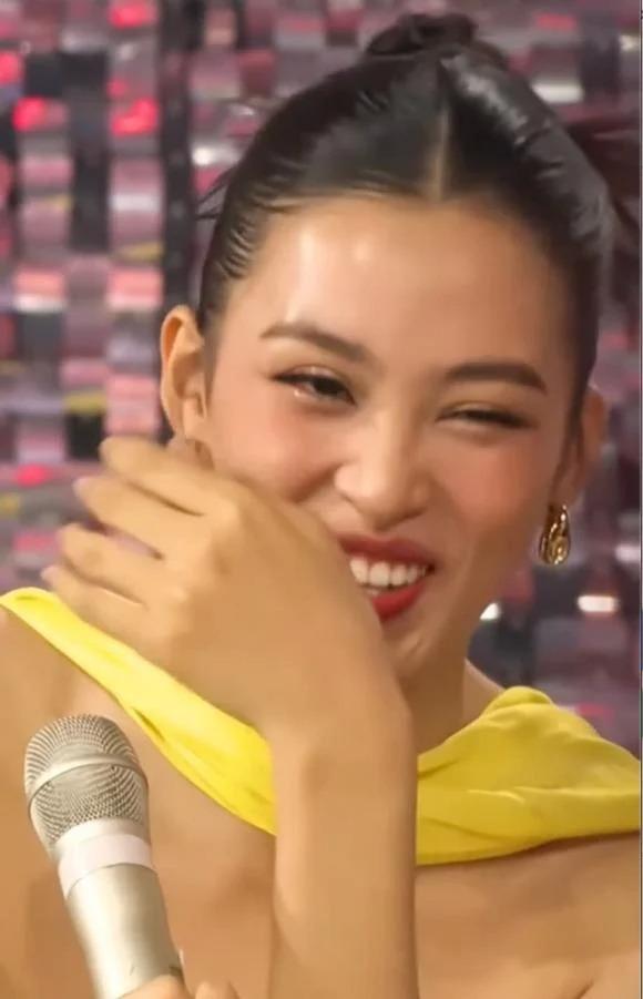 Phản ứng của Hoa hậu Tiểu Vy khi được nam thần Vbiz khen ngợi-3