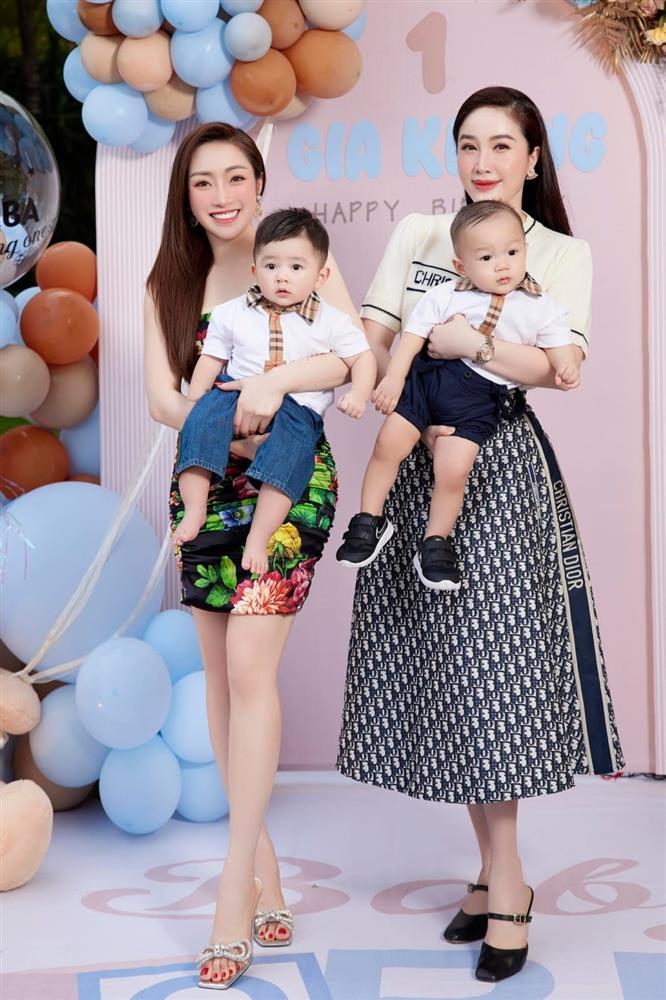 Con trai Bảo Thy lần đầu lộ rõ mặt, mặc cả áo đôi với con Chi Bảo-3