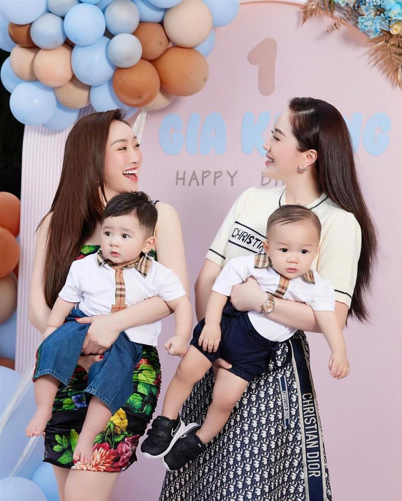 Con trai Bảo Thy lần đầu lộ rõ mặt, mặc cả áo đôi với con Chi Bảo-2