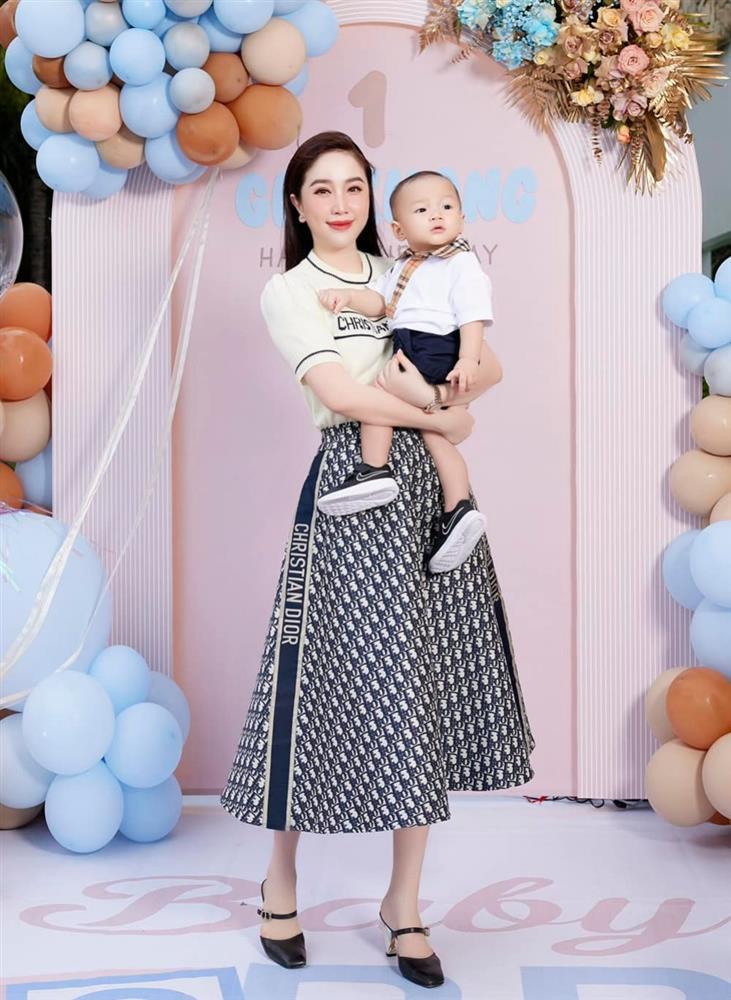 Con trai Bảo Thy lần đầu lộ rõ mặt, mặc cả áo đôi với con Chi Bảo-1