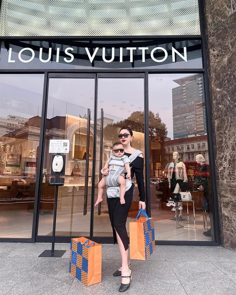 Con trai Bảo Thy lần đầu lộ rõ mặt, mặc cả áo đôi với con Chi Bảo-5