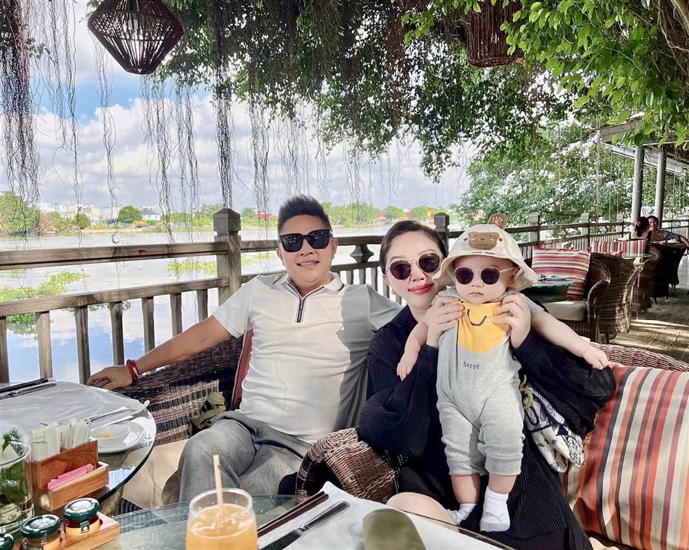 Con trai Bảo Thy lần đầu lộ rõ mặt, mặc cả áo đôi với con Chi Bảo-9