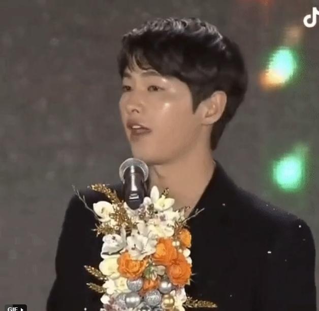 Song Joong Ki gây sốt với nhan sắc đỉnh cao sau khi có tình yêu mới-7