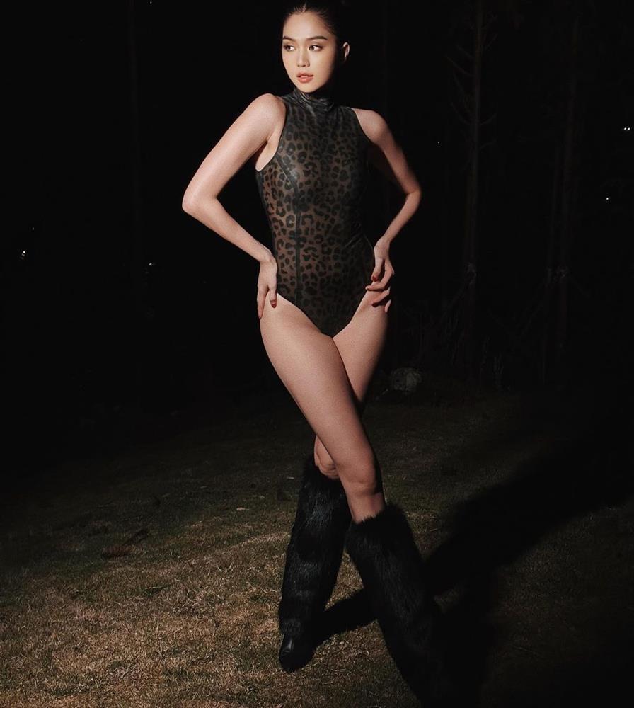 Ngọc Trinh mặc đồ tắm với boots lông giữa đêm rừng lạnh buốt-3