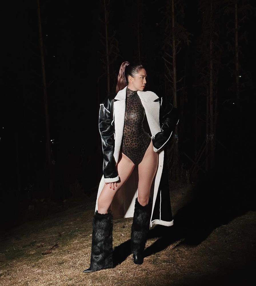 Ngọc Trinh mặc đồ tắm với boots lông giữa đêm rừng lạnh buốt-2