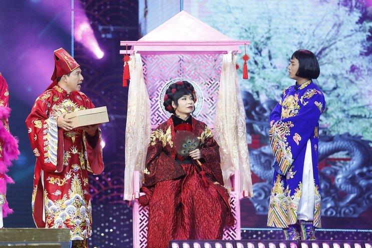 Đàn con thơ bám càng theo Tự Long đi ghi hình Táo Quân 2022-5