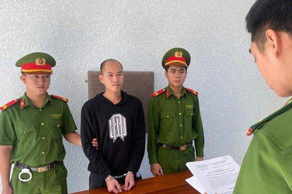 Đang cấp tập điều thiết bị đến nơi bé trai lọt trụ bê tông-4