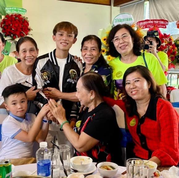 Hồ Văn Cường nhận cơn mưa tiền cực khủng từ fans lớn tuổi-9