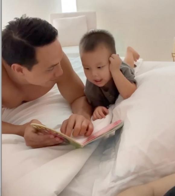 Lisa quét nhà phụ mẹ, Leon chăm học còn đọ vẻ điển trai với ba Kim-4